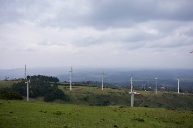 Tarladaki yel değirmenleri