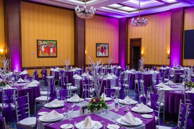 Güzel bir iç mekan ve düğün masası.