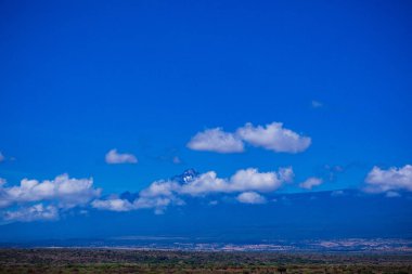Bulutları ve gökyüzü olan güzel bir manzara.