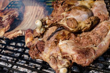 Domuz eti, domuz pirzolası, ızgara, ızgara, et ve domuz pirzolası. Barbekü konsepti.