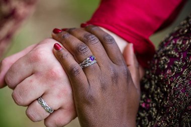 Bir kadının ellerini yaklaştır.