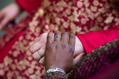 Nikah yüzükleri damadın ellerinde.