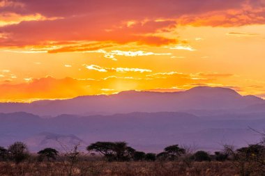 Dağlarda güzel bir gün batımı
