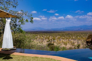 Havuzu olan güzel bir göl manzarası.