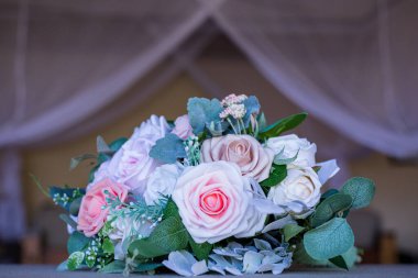 Gül ve şakayık demeti, nikah yüzüğü.