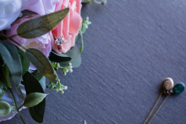 Alyanslar ve arka planda beyaz çiçekler, yakın plan. Düğün aksesuarları, alyanslar, mücevherler, yüzükler. Alyanslar