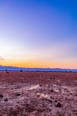 Ölü çölün ortasında, ölü denizin üzerinde gün batımı..