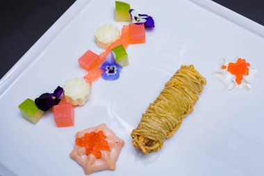 Tabakta servis edilen lezzetli suşi.