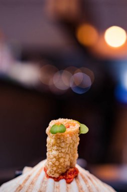 Beyaz tabakta suşi.