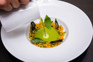 Sebzeli balık tabağı.