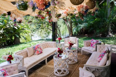 Parktaki bir restoranda, masada düğün töreni.