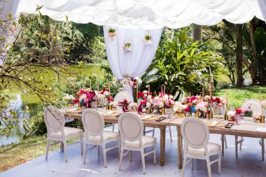 Bahçedeki güzel düğün süsleri.