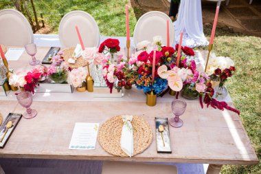 Düğün için hazırlanmış bir masa ya da başka bir akşam yemeği..