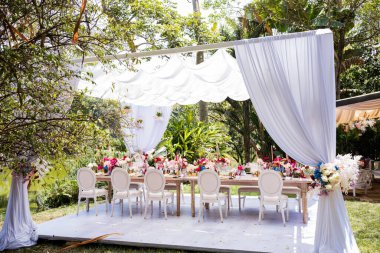 Güzel bir çiçekle süslenmiş düğün masası.