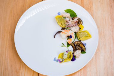 Lezzetli deniz ürünleri salatası.