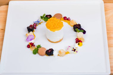 meyve ile dekore kek