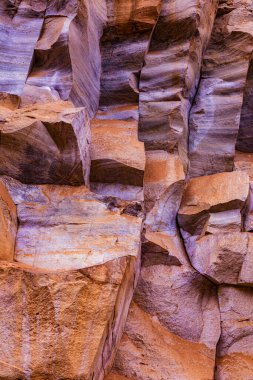 Nehir kıyısında kumtaşı oluşumları