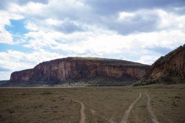Dağları ve bulutlu gökyüzü olan güzel bir manzara.