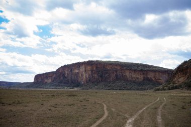 Gündüz vakti mavi bulutlu gökyüzünün altındaki kanyonun güzel manzarası.