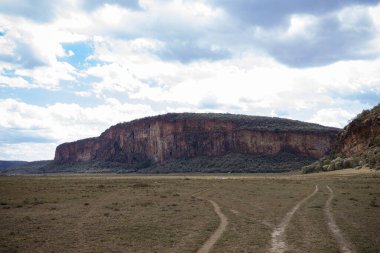 Dağlardaki bir yolun dikey çekimi.
