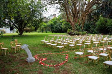 Yeni evliler için bahçede bir düğün masası.