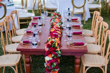 Parktaki düğün süsleri.