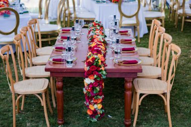 Bahçede güzel bir düğün masası.