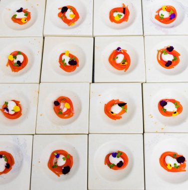 Mutfakta renkli tabaklar var.