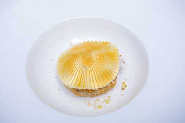 Beyaz arka planda beyaz kremalı bir parça kek ile bir tabağın üstündeki üst görünüm