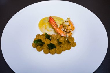 Bir tabak deniz ürününü karides, mürekkep balığı, mürekkep balığı ve mürekkep balığıyla kapatın..