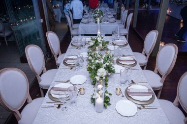 Düğün masasının üzerinde güzel bir masa, yakın çekim manzarası.