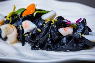 Siyah beyaz mürekkep balığı ve siyah sos.