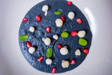 Çilekli, böğürtlenli ve nane yapraklı lezzetli pasta.