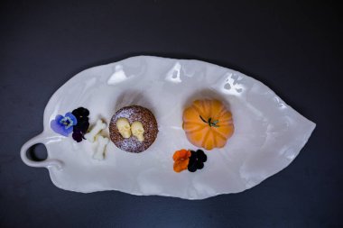 Çikolatalı tatlı, çikolatalı vanilyalı dondurma ve portakallı.