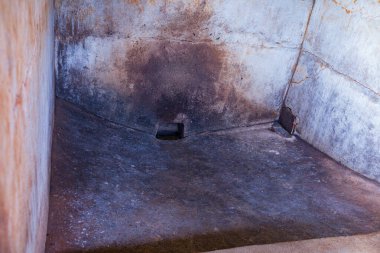 terk edilmiş eski bina içi