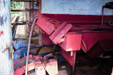 Kırmızı ve sarı renkli eski paslı metal boru.