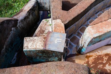 Sudaki eski paslı pipo.