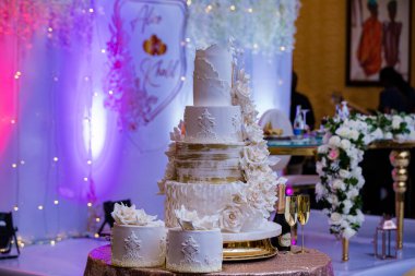 Düğün pastası ve pastayla süslenmiş pasta..