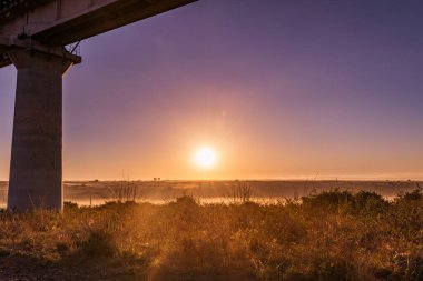 Denizin üzerinde güzel bir gün batımı
