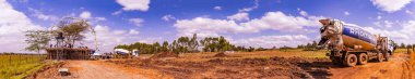 Ongata Rongai Kenya Doğu Afrika 'yı inşa eden beton şantiye tırı manzaraları