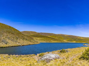 New Mexico 'da dağlarla çevrili güzel bir göl görüntüsü.