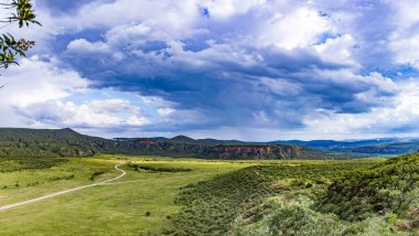 Colorado Ulusal Parkı 'ndaki dağların panoramik görüntüsü