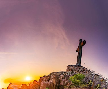 İsa Mesih 'in Kurtarıcısı Lodwar Kasabası Turkana Kenya Doğu Afrika manzarası Tepeler Kulesi' nin gri devasa heykeli İsa 'nın ellerini ayırarak İsa Mesih' in heykelinin büyük ölçekli heykelini sembolik İsa 'ya benzer şekilde tasarladı.