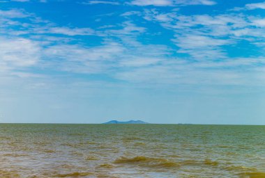 Turkana Gölü, Doğu Afrika Rift Vadisi 'nde yer alan ve Kenya ve Etiyopya tarafından paylaşılan dünyanın en büyük kalıcı çöl gölüdür. Sert, kurak çevresiyle, yüksek tuzluluğuyla ve eşsiz ekosuyla karakterize edilir.
