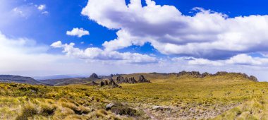 Dağların manzarası ve mavi gökyüzü