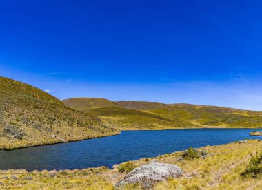 Dağlardaki güzel göl manzarası