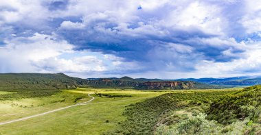 Yazın dağların manzarası