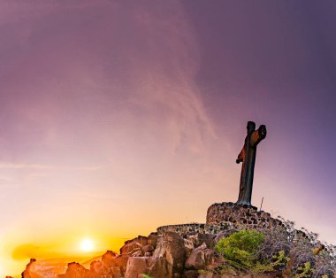 İsa Mesih 'in Kurtarıcısı Lodwar Kasabası Turkana Kenya Doğu Afrika manzarası Tepeler Kulesi' nin gri devasa heykeli İsa 'nın ellerini ayırarak İsa Mesih' in heykelinin büyük ölçekli heykelini sembolik İsa 'ya benzer şekilde tasarladı.