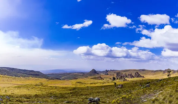 güzel dağların panoramik manzarası ve arka planda mavi gökyüzü