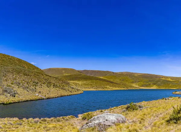 Dağlardaki güzel göl manzarası